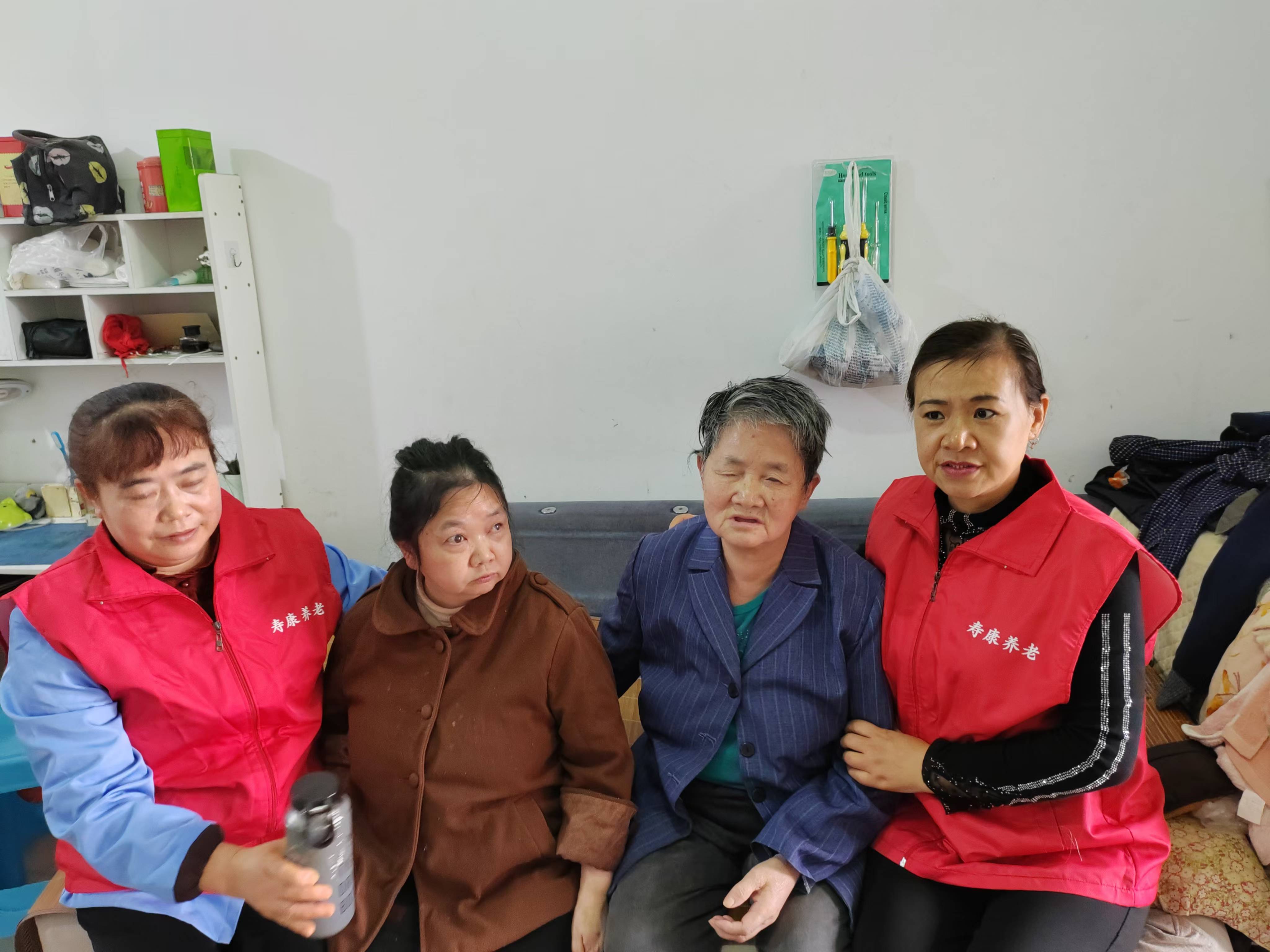 关爱失明老人，，，转达温暖实力